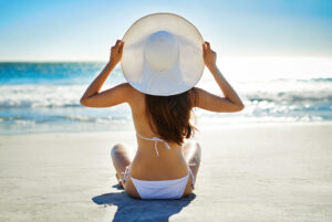 woman wearing hat at the beach